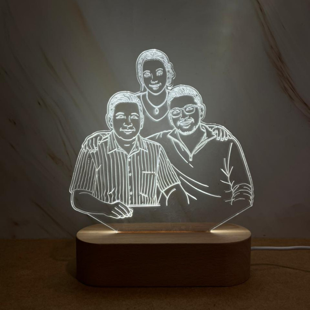 Lámpara personalizada con foto familiar de tres personas grabada a láser en base de madera natural con luz blanca